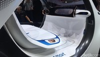 Bahkan jika ditengok ke dalam kabin, tidak ada roda kemudi yang tersedia. Yang ada hanya tempat duduk untuk dua orang, yang cukup lapang karena hanya ada panel 44 inci di dashboard.