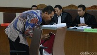 Selama membacakan nota pembelaan, Samsu juga memaparkan prestasinya selama menjabat Bupati Buton mulai dari memangkas anggaran belanja pegawai hingga pembangunan infrastruktur di wilayahnya. Dia beralasan menyebutkan prestasinya untuk menunjukkan dirinya mendukung program pemberantasan korupsi.