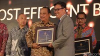 Direktur Utama Bank Tabungan Negara Maryono Tbk Maryono menerima penghargaan Indonesia Banking Award 2017 kategori The Most Efficient Bank dari Fauzi Ichsan Kepala Eksekutif Lembaga Penjamin Simpanan di Jakarta, Rabu (13/9/2017).
