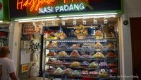 Di Geylang Serai Food Centre, ada Hajjah Mona yang bisa disambangi. Menggunakan etalase kaca, aneka lauk disusun hingga nampak menggugah selera. Banyak orang menjagokan ayam opor dan rendang daging sapi buatan Hajjah Mona. Foto: Melissa Chang