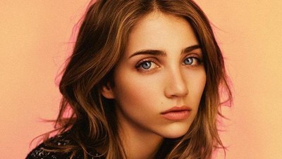 Mata Indah Emily Rudd Bikin Jatuh Hati