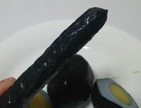 Ham atau salami yang berwarna hitam.