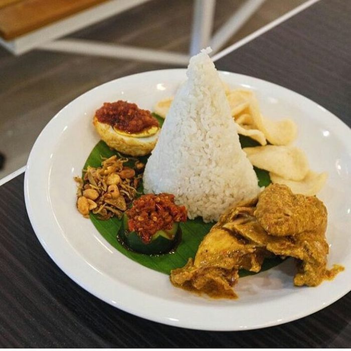 Mau yang Sedap Mantap? Ini 10 Racikan Nasi Lemak Berlauk 