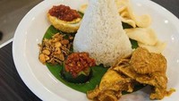 Kalau di OWL Cafe, nasi lemak disajikan dengan kari ayam, ikan asin, telur balado dan kerupuk udang. Pasti bikin puas untuk makan siang. Foto: OWL Cafe
