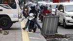 Hindari Macet dan Bekas Galian, Pemotor Terobos Trotoar