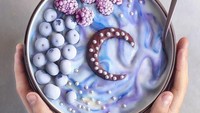 Ternyata warna biru yang alami bergradasi ini terbuat dari campuran blueberries dan butterfly pea powder. Foto: Instagram naturally.jo