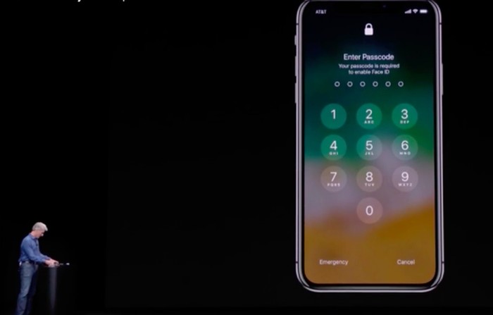 Craig Federighi gagal memakai FaceID. Foto: istimewa Craig Federighi gagal memakai FaceID. Foto: istimewa