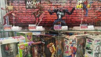 Di Akihabara ini hanya yang kuatlah yang bisa bertahan. Yang mempunyai seleksi barang dengan harga yang bagus dan lokasi yang benar lah yang akan hidup lebih panjang dan bisa bertahan menjajakan barang dagangannya di sana.
