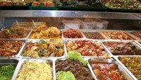 Warong Java Nasi Padang di Bedok North Street tawarkan aneka menu Indonesia sedap. Ada nasi Padang, nasi rawon dan nasi sambal goreng. Tak ketinggalan ayam kremes dan gado-gado.