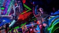 Didukung oleh para penari profesional, pertunjukan bertema robot pun dikemas dengan begitu apik dan menawan. Agaknya pertunjukan robot dan pelayan seksi ini malah lebih menjual ketimbang makanannya (CNN)