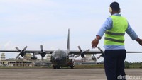 Pesawat Hercules pertama mendarat sekitar pukul 13.35 WIB, Rabu (13/9/2017). Pesawat dengan nomor lambung A-1316 itu kemudian parkir di ujung landasan, tak jauh dari hanggar Lanud Sultan Iskandar Muda (Foto: Agus Setyadi).