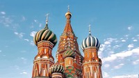 Gereja dengan kubah warna-warni ini merupakan St. Basil’s Cathedral yang terletak di Moscow, Rusia. Bentuk gereja ini konon merupakan representasi posisi yang unik Eropa dan Asia (Instagram/federicadinardo_)