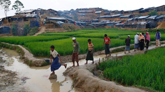 Rohingya refugees cross a water canal at Balukhali makeshift refugee camp in Coxs Bazar, Bangladesh, September 13, 2017. REUTERS/Danish Siddiqui