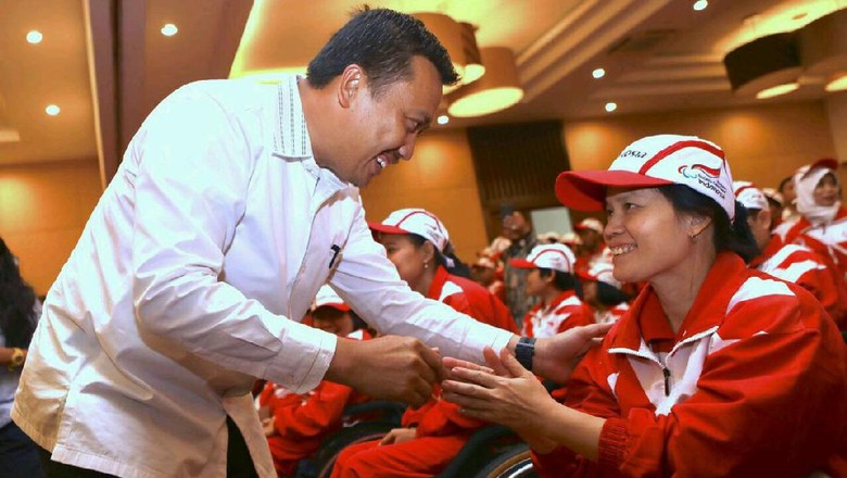 Ketika Menpora Layani Atlet Para Games Ketika Menpora Layani Atlet Para Games