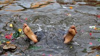 Nantinya ritual ini akan dipandu oleh para pendeta (Navesh Chitrakar/Reuters)