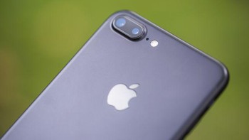 iPhone saat ini telah menanggalkan bodi aluminium yang telah digunakan sejak diluncurkannya iPhone 5. Seri iPhone terakhir yang menggunakan bodi aluminium adalah iPhone 7 dan 7 Plus. Foto: Dok. techradar