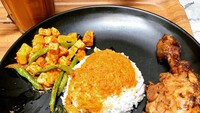 Kalau di dekat stasiun kereta Somerset ada Warung M. Nasir. Pengunjung bisa melahap nasi rames dengan lebih dari 30 pilihan lauk di sini. Diantaranya rendang ayam dan gulai daun singkong yang sedap. Foto: Warung M. Nasir