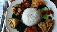 Di Penang Bistro ada Nyonya Nasi Lemak dengan pelengkap ikan bilis, sambal goreng ikan, kari ayam, telur dadar, cumi balado, sambal dan keripik kentang. Mantap! Foto: dok. detikFood