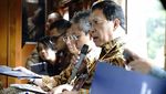 Gaya Serius Sri Mulyani Rapat dengan Eselon I di Kereta