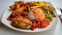 Sabar Menanti termasuk restoran Padang terpopuler di Singapura. Berdiri sejak 1920, Sabar Menanti berlokasi di Kampung Glam. Nasi ramesnya diracik dengan aneka kuah, sayur dan 3 jenis sambal. Lauk favoritnya ikan bakar dengan irisan bawang merah dan kecap manis pedas. Foto: Faineg