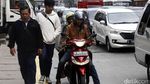 Hindari Macet dan Bekas Galian, Pemotor Terobos Trotoar