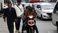 Pejalan kaki harus berbagi jalur dengan pemotor.