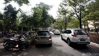 Parkir liar tersebut membuat arus lalu lintas merayap.