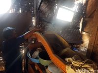 bagian dalam rumah Umi Turwi