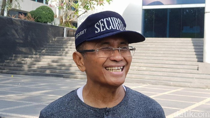 mantan Menteri BUMN Dahlan Iskan tampak bersemangat ikut senam Mantan Menteri BUMN Dahlan Iskan tampak bersemangat ikut senam