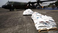 Bantuan kemanusiaan itu diterbangkan menggunakan empat pesawat Hercules, Rabu (13/9/2017).