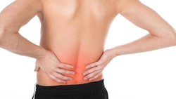 Saraf kejepit adalah masalah yang umum terjadi di tulang belakang. Selain gejala nyeri di area punggung yang terdampak, berikut gejala lain saraf kejepit: