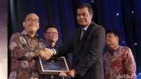Direktur Bank Mega Syariah Yuwono Waluyo menerima penghargaan Indonesia Banking Award 2017 Kategori Best Banking In Productivity.