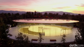 Ini penampakan Steve Jobs Theater, tempat peluncuran sekaligus untuk mengenang sang pendiri perusahaan itu.