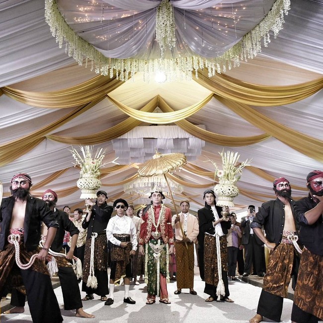 Mempelai pria, Aldhi, berjalan ke pelaminan dengan dikawal para Warok. Warok merupakan bagian dari kesenian Reog Ponorogo. Foto: Dok. Instagram Rio Motret dan Lemotionphoto