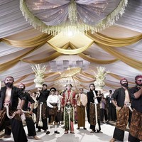 Mempelai pria, Aldhi, berjalan ke pelaminan dengan dikawal para Warok. Warok merupakan bagian dari kesenian Reog Ponorogo. Foto: Dok. Instagram Rio Motret dan Lemotionphoto