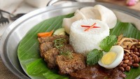 Satu lagi tempat makan nasi lemak enak, Madam Rich. Varian terfavoritnya nasi lemak dengan rendang yang nikmat. Foto: Madam Rich