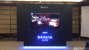 Sony Bravia висит. Sony Bravia 50 лвл. Реклама сони бравиа монолит. Bravia OLED logo.