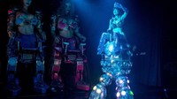 Atraksi wisata itu pun dapat ditemui traveler di Restoran Robot yang ada di Tokyo, Jepang. Bukan hanya robot, pelayannya pun juga bergaya seksi (CNN)