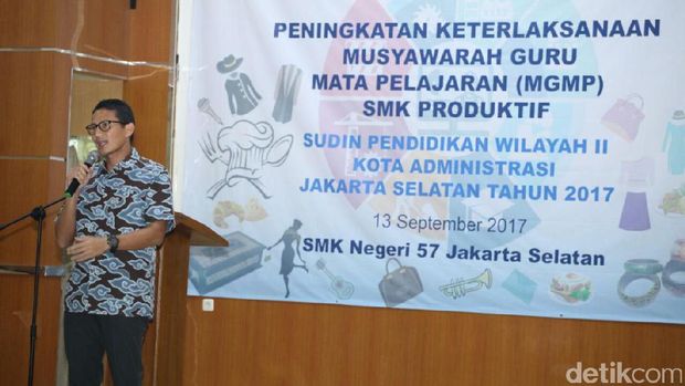 Wakil Gubernur DKI Jakarta terpilih Sandiaga Uno di SMK 57 Ragunan, Jakarta Selatan.