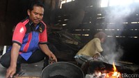 UD Tiga Putra sedang mengolah kopi khas Rembang.