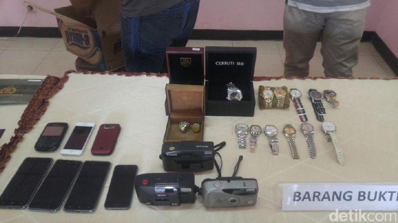 Barang Bukti Pembunuhan Pasutri: Akik, Jam Tangan Mewah dan Mobil Barang Bukti Pembunuhan Pasutri: Akik, Jam Tangan Mewah dan Mobil