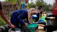 Sejumlah warga mengantre untuk mendapat giliran pembagian air bersih dari petugas BPBD (Badan Penanggulangan Bencana Daerah) Kota Serang di Kampung Manggorong, Kasemen, Serang, Banten, Kamis (7/9). Pihak BPBD Banten mencatat saat ini setidaknya ratusan warga di 64 Desa di empat Kabupten/Kota di Banten mengalami krisis air bersih akibat kekeringan (Foto: ANTARA FOTO/Weli Ayu Rejeki)