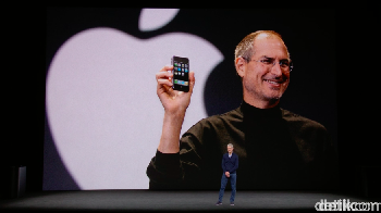 Steve Jobs merupakan pendiri Apple, orang yang memperkenalkan iPhone pertama kali 10 tahun yang lalu dan pada akhirnya mengubah lanskap industri smartphone. 