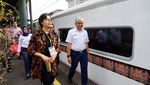 Gaya Serius Sri Mulyani Rapat dengan Eselon I di Kereta