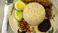 Mau cicip nasi lemak dengan lauk ayam penyet, ayam serundeng, atau ayam rendang Malaya? Mampirlah ke Bangi Kopitiam. Nasi lemaknya juga dilengkapi ikan bilis, kacang tanah goreng, telur rebus dan potongan mentimun. Foto: dok. detikFood