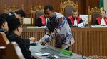 Bupati Buton Nonaktif Bacakan Pledoi