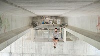 Seorang arsitek asal Spanyol, Fernando Abellanas, nampak bersantai di dalam sepetak kantornya di bawah kolong jembatan di kawasan Valencia. Istimewa/Jose Manuel Pedrajas/Boredpanda.