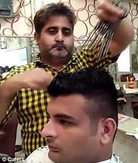 Ajaib, di Salon Ini Potong Rambut Pakai 15 Gunting