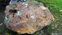 Sepintas batu bacan memang terlihat seperti batu biasa. Butuh proses dan waktu untuk bisa mengubah bongkahan batu besar ini menjadi batu cincin akik (Wahyu/detikTravel)