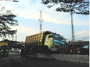 Truk Tersangkut di Separator Busway Pulogadung, Lalin Macet 3 Km
